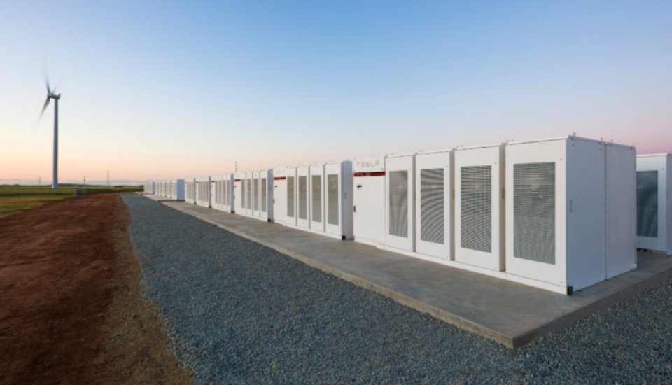 Image of Tesla beats deadline, switches on gigantic Australian battery array